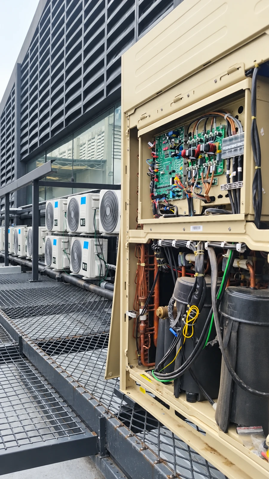 Sistema VRF com painel aberto para manutenção